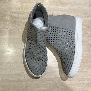 Cushionaire memory foam sneaker size 6